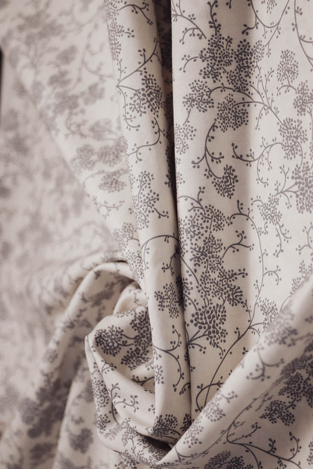 barbara-raggl-zirbenkissen-frida-grau-creme-IMG_8551-min