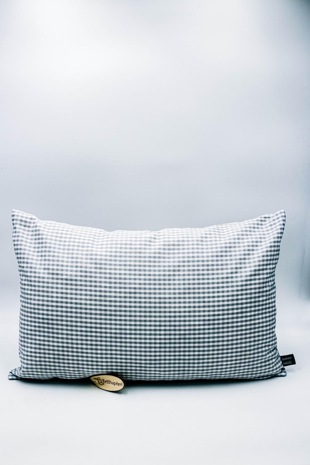 barbara-raggl-zirbenkissen-ludwig-grau-betthupferl-IMG_8089